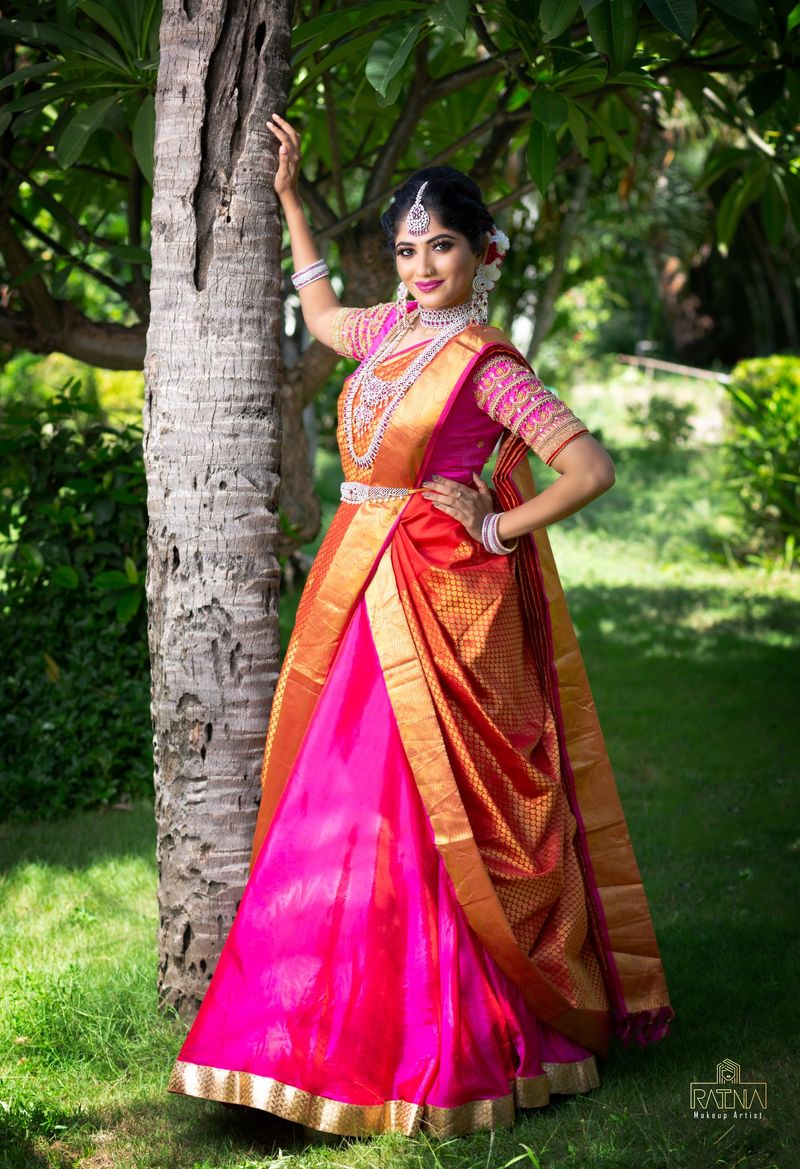 மரத்தில் கை வைத்து ஒய்யார போஸ் 
