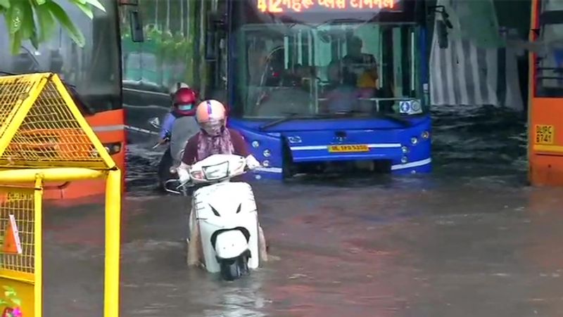 Heavy Rain in Delhi updates A body was found near waterlogged Minto Bridge It was retrieved by a trackman working at New Delhi yard KPY