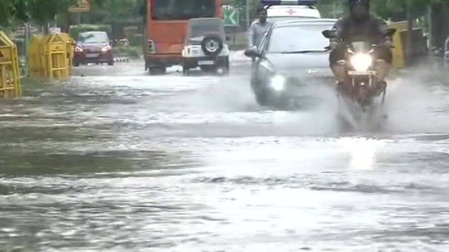 Delhi air quality improves to satisfactory as Capital witnesses heavy rain gvd Delhi air quality improves to satisfactory as Capital witnesses heavy rain gvd