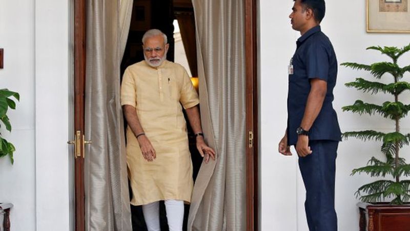 প্রধানমন্ত্রী মোদী নিজে মাইক্রো ব্লগিং সাইট ট্যুইটারে ফলো করেন ২৩৫৪ জনকে।