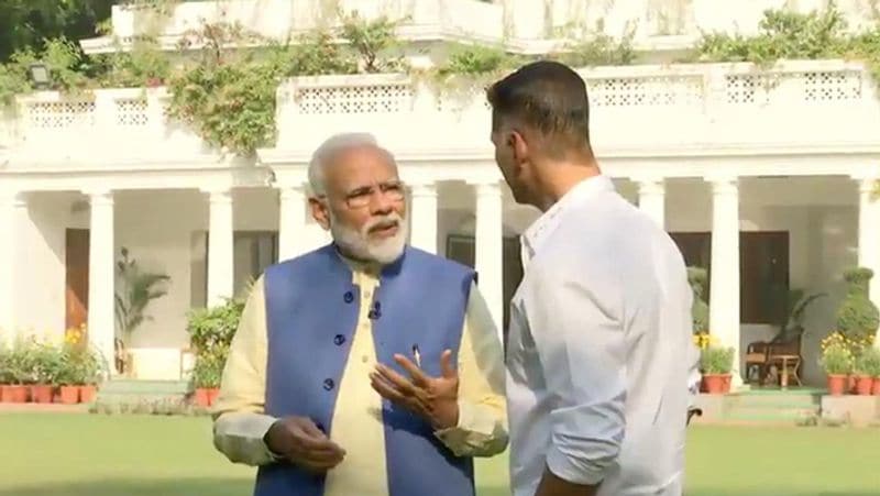 ট্রাম্পের পরেই তিন নম্বরে রয়েছেন নরেন্দ্র মোদী। প্রধানমন্ত্রীর ফলোয়ারের সংখ্যা বাড়তে দেখে ওয়াকিবহাল মহল বলছে, বিশ্বজুড়ে সংকটকালেও মোদির জনপ্রিয়তায় ভাঁটা পড়েনি। উল্টে এমন পরিস্থিতিতেও তাঁর জনপ্রিয়তা আরও বেড়েছে।