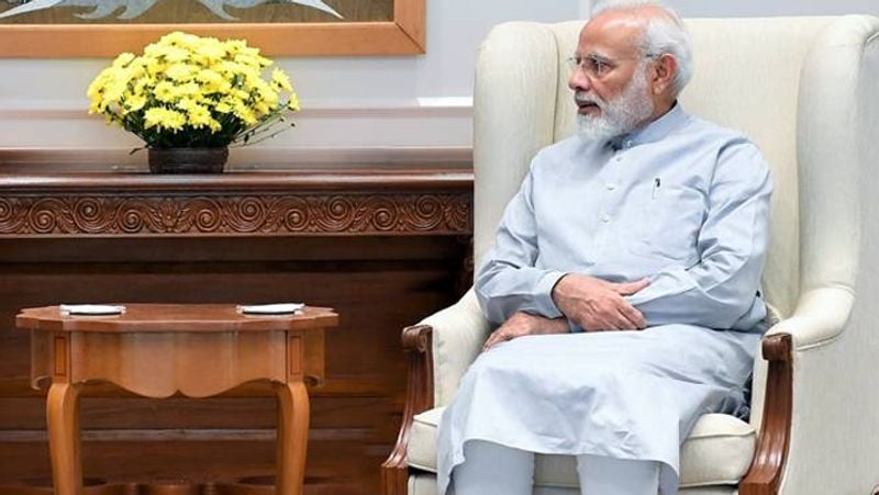 প্রধানমন্ত্রী হওয়ার পাঁচ বছর আগে থেকে অর্থাৎ ২০০৯ সাল থেকে এই মাইক্রো ব্লগিং সাইটে রয়েছেন মোদি। সেই সময় তিনি ছিলেন গুজরাতের মুখ্যমন্ত্রী ২০১০ সালে তাঁর ফলোয়ারের সংখ্যা ছিল ১ লক্ষ। কিন্তু ২০১১ সালের নভেম্বর মাসে সংখ্যাটা পৌঁছে যায় ৪ লক্ষে। ২০১৪ সালে দেশের প্রধানমন্ত্রী হওয়ার পর এই সংখ্যাটা অনেক গুন বেড়ে গিয়েছে। রবিবার সংখ্যা ৬০ মিলিয়ন ছাড়িয়ে গেল।