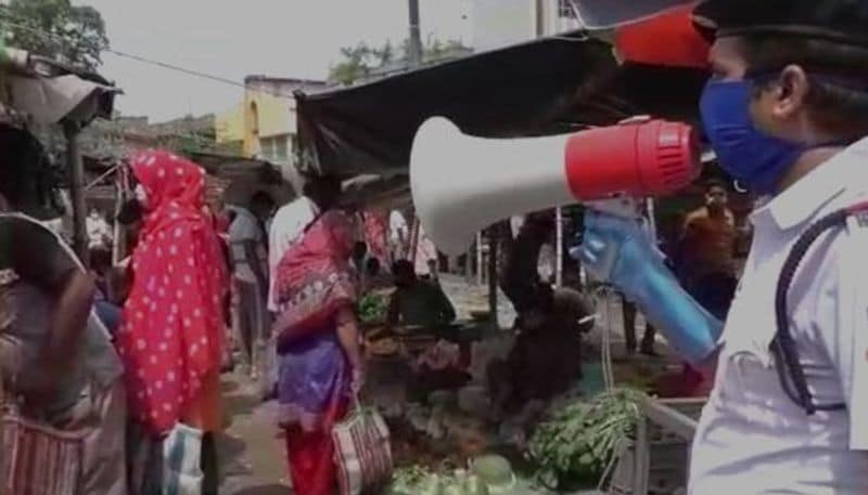 Kolkata Pictures show deserted roads on second day of lockdown, guardrails erected across city and suburbs-dbr