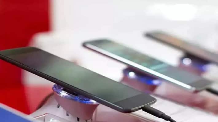 Due to lockdown smartphone market decreases by 50 per cent, but Xiaomi, Vivo and Xiaomi, Vivo and Samsung are on top MJA Due to lockdown smartphone market decreases by 50 per cent, but Xiaomi, Vivo and Xiaomi, Vivo and Samsung are on top MJA