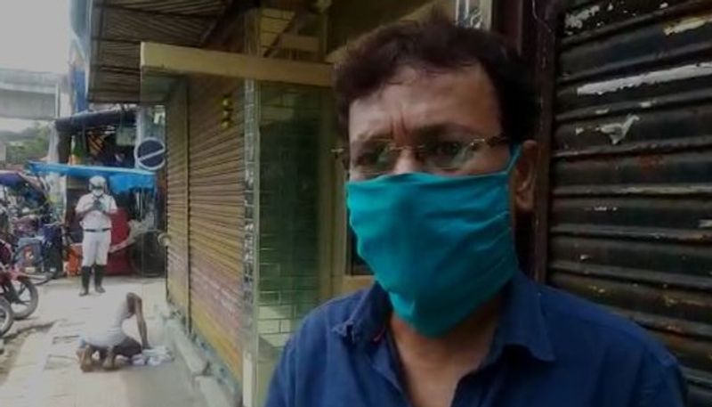  স্থানীয় বাসিন্দা জানালেন, 'অন্য়সময় আমরাই কেউ অসুস্থ হলে হাসপাতালে ভর্তি করে দিই। কিন্তু এখনও বেহালায় করোনা সংক্রমণ অনেকটাই বেড়েছে। এই পরিস্থিতিতে অসুস্থ ব্য়ক্তির কাছে যাই কি করে। করোনা হয়েছে কিনা সেটাও বুঝতে পারছি না। আমরা স্থানীয় থানাকে জানিয়েছি। তাঁরা এখনও আসেনি। কিন্তু একজন সার্জেন্ট এখন শুধু ছবি তুলছে।' 