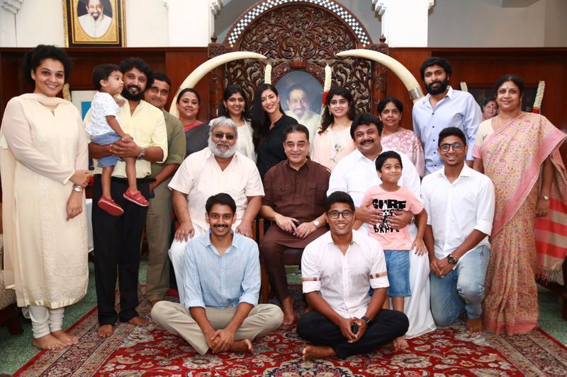 வாவ்... ஒட்டு மொத்த குடும்பமே சிவாஜி அகர்களின் புகைப்படம் அருகே அமர்ந்து எடுத்து கொண்ட அறிய புகைப்படம்... கூடவே கமலும் உள்ளார்.