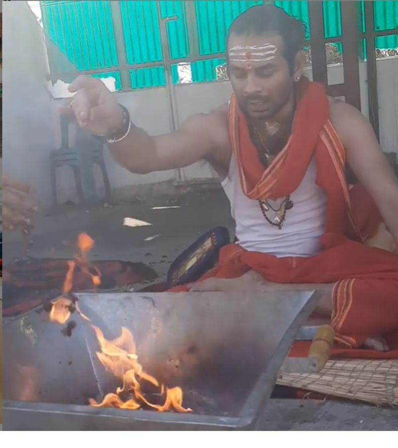 Style of Tejapratap Yadav, elder son of Lalu Prasad Yadav asa