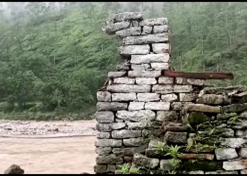 প্রকৃতির এই তাণ্ডব ৩ জনের প্রাণ কেড়েছে। মৃতরা প্রত্যেকেই বানহাপানির গালা গ্রামের বাসিন্দা। নিখোঁজ থাকা ৯ জন তাগা গ্রামের বাসিন্দা। 