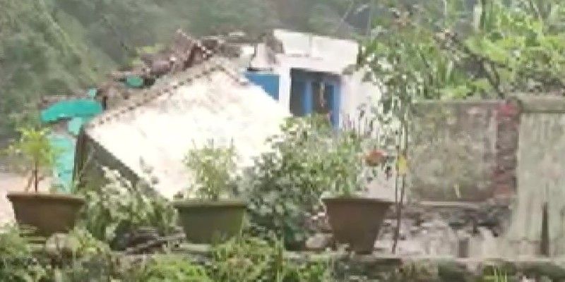 মেঘভাঙা বৃষ্টিতে এখনও পর্যন্ত বহু ঘরবাড়ি নষ্ট হয়ে গেছে। ভেঙে গেছে পাহাড়ের অংশবিশেষ। ভূমিধ্বসের কারণে প্রচুর ক্ষয়ক্ষতি হয়েছে বলেই জানিয়েছেন স্থানীয় বাসিন্দারা।
