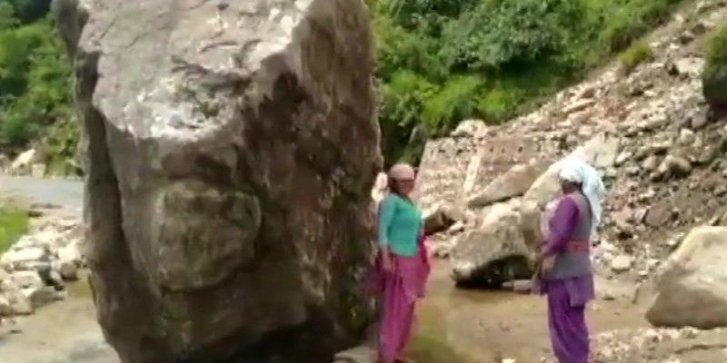 সোমবার সকালেই তেমনই প্রকৃতির তাণ্ডবের সাক্ষী ছিলের উত্তরাখণ্ডের দুটি গ্রামের বাসিন্দারা। প্রকৃতির এই তাণ্ডবে প্রায় বিপর্যস্ত তাঁদের জীবন। 