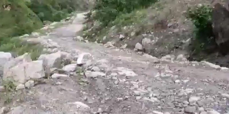 প্রাকৃতিক দুর্যোগের কারণে উত্তরাখণ্ডের বেশ কয়েকটি এলাকায় বিপর্যস্ত হয়ে পড়েছে যোগাযোগ পরিষেবা। ভূমি ধস আর প্রবল বৃষ্টির কারণে নষ্ট হয়ে গেছে রাস্তা।
