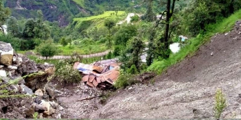 মেঘভাঙা বৃষ্টির কারণে হড়কাবান দেখা দেয়। তার তাতেই জলের তোড়ে ভেঙে গিয়ে তিন জনের মৃত্যু হয়েছে বলে জানিয়েছে স্থানীয় প্রশাসন। পরে তিনজনেরই দেহ উদ্ধার করা গেছে। 