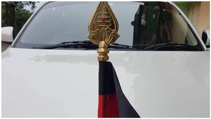 DMK flag flying over Murugapperuman's fence ... Kandan who made his siblings change quickly ..! DMK flag flying over Murugapperuman's fence ... Kandan who made his siblings change quickly ..!