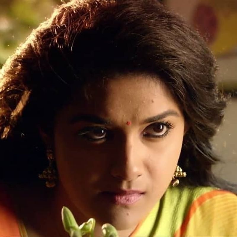 ரொமான்டிக் லுக் லவ் காட்சியில் பின்னும் கீர்த்தி 