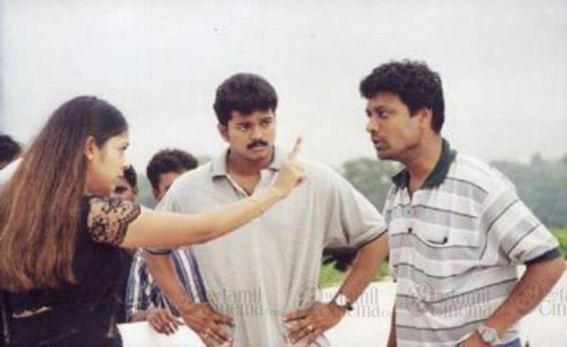 குஷி படத்தில் வரும் ஜோதிகா இடுப்பை காட்டி விஜய் நடிக்கும் காட்சி 