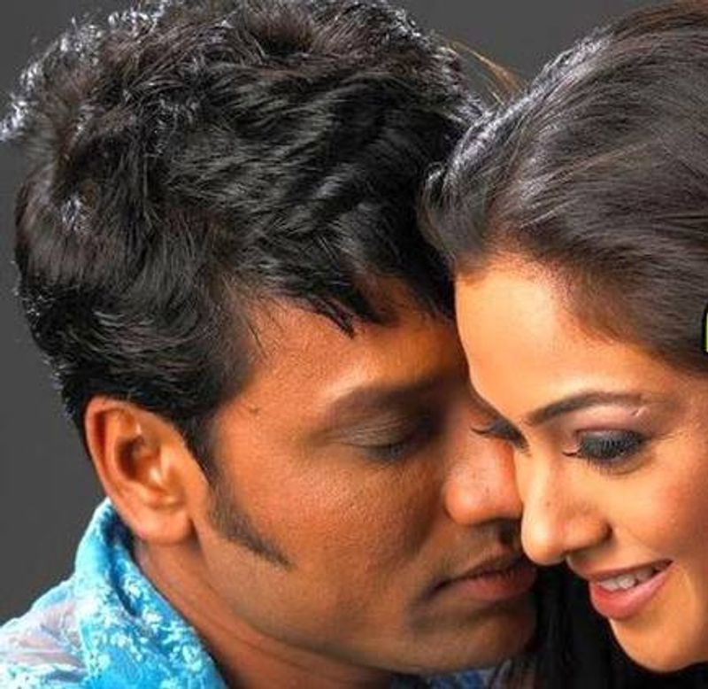 நியூ படத்தில் வரும் சிம்ரன் எஸ் ஜே சூர்யா ரொமான்டிக் காட்சி 