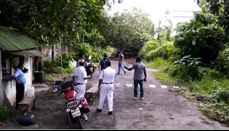 প্রসঙ্গত আনলক পর্বে কোভিড সংক্রমণের শৃঙ্খল ভাঙতে সাপ্তাহিক এই লকডাউন পদ্ধতি কার্যকর করতে তৎপর হয়েছে পুলিশ।
