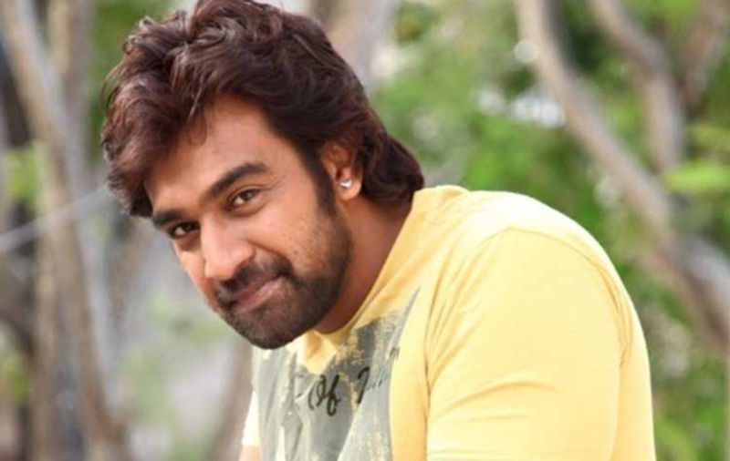 ఇటీవల అర్జున్ దగ్గరి బంధువు కన్నడ యువ హీరో చిరంజీవి సర్జ గుండెపోటుతో మరిణించిన సంగతి తెలిసిందే. ఆ తరువాత కొద్ది రోజులకే చిరంజీవి సర్జ సోదరుడు, మరో హీరో ధృవ సర్జకు, అతని భార్యకు కరోనా పాజిటివ్ అని నిర్థారణ అయ్యింది. దీంతో వారు హోం ఐసోలేషన్లో ఉంటూ చికిత్స తీసుకుంటున్నారు. తాజాగా అర్జున్ కూతురు హీరోయిన్ ఐశ్వర్యకు కూడా కరోనా పాజిటివ్ రావటంతో కన్నడ సినీ పరిశ్రమలో ఆందోళన వ్యక్తమవుతోంది.