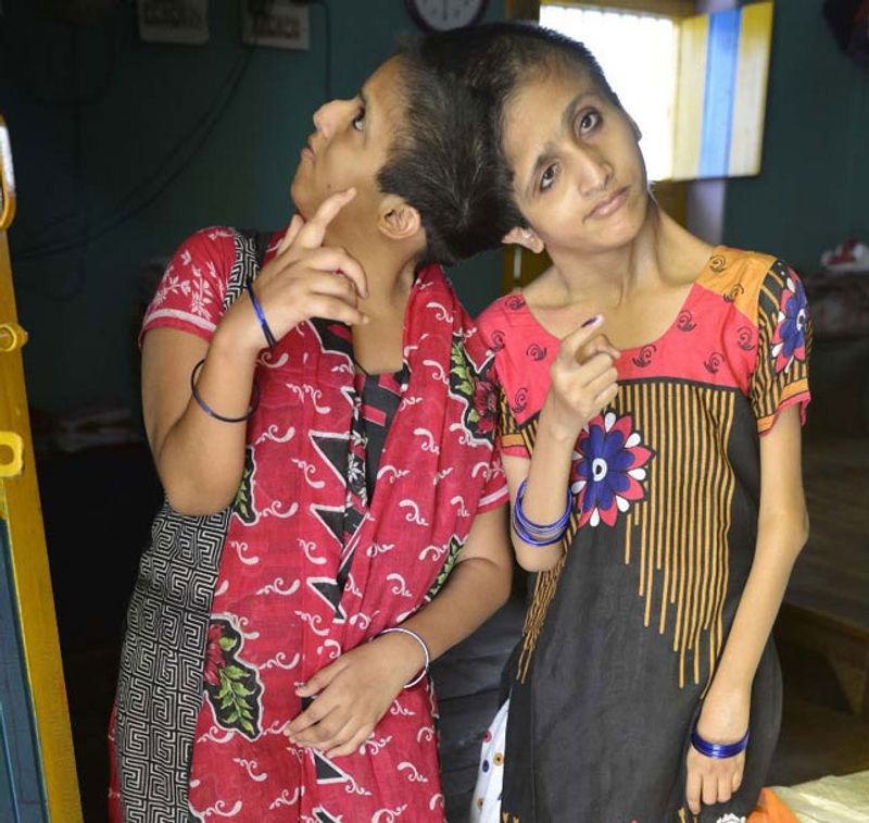 सबा व फराह शकील दोनों बहनों ने पटना में दीघा विधानसभा क्षेत्र से मतदाता बनने के लिए 2015 में आवेदन दिया था। 28 अक्टूबर 2015 को पहली वार वोट दी थी। तब, दोनों बहनों के नाम पर एक ही मतदाता पहचान-पत्र पर थे और वे एक वोट ही दे पाई थीं। 