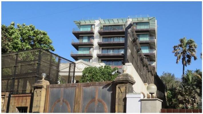 Corona is a famous actor sharukh khan who covered his house with plastic cover out of fear Corona is a famous actor sharukh khan who covered his house with plastic cover out of fear