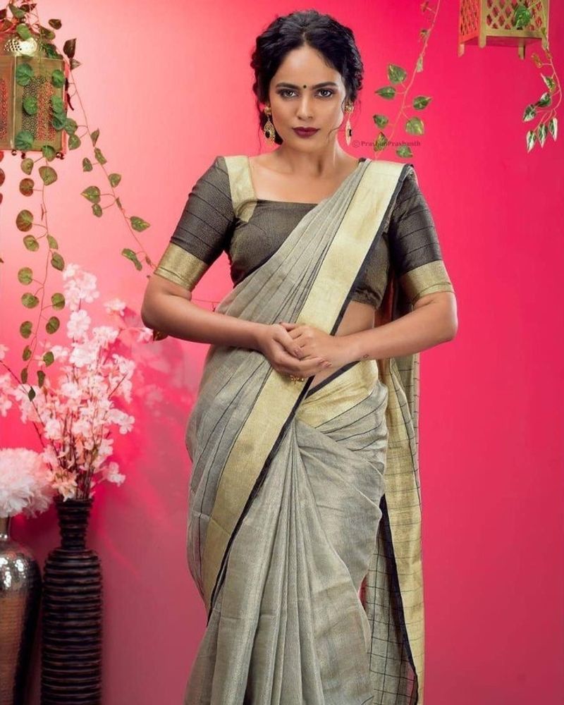 குடும்ப குத்து விளக்கு போல் போஸ் கொடுக்கும் நந்திதா 