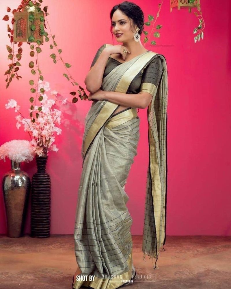 பழைய காலத்து போஸ் கொடுக்கும் நந்திதா 