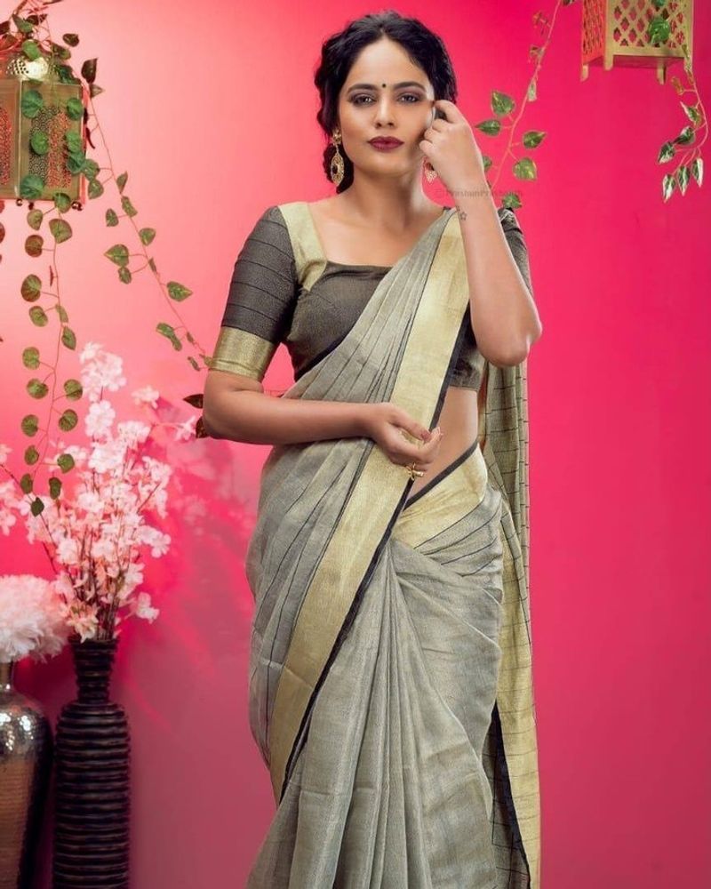 கண் இமையில் ஜொலிக்கும் நந்திதா 