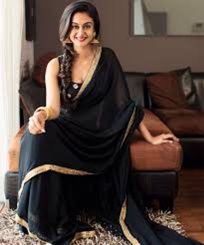 அதன் பின்னர் அப்பா அர்ஜுன் இயக்கத்தில் சந்தன் குமாருக்கு ஜோடியாக சொல்லிவிடவா என்ற படத்தில் நடித்தார். இந்த படம் கன்னடத்திலும் வெளியானது. 