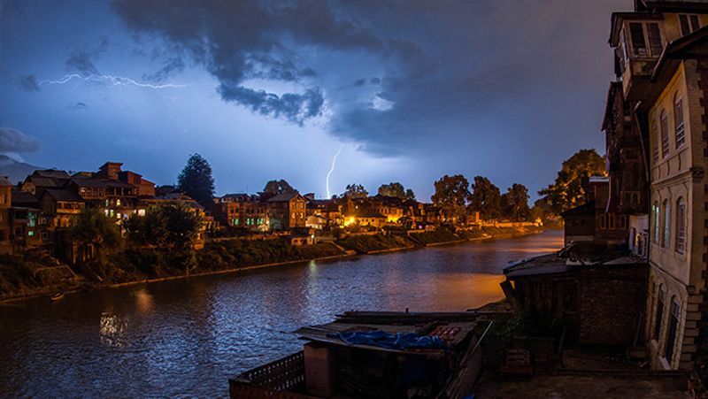 <p>শনিবার বজ্র বিদ্যুৎ সহ বৃষ্টির সঙ্গে ছিল ঝোড়ো হাওয়া। হাওয়া অফিস সূত্রে খবর ঘন্টায় ৩০ থেকে ৪০ কমি বেগে বয়ে গিয়েছে ঝড়। কলকাতায় পাশপাশি বিক্ষিপ্ত বৃষ্টি হয়েছে দুই ২৪ পরগণায়। </p>