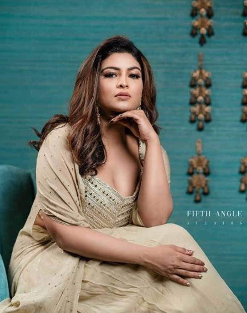 அதிலும் இவர் பிறந்தநாள் ஸ்பெஷலாக வெளியிட்டுள்ள புகைப்படங்களில், இவருடைய அழகு சும்மா அள்ளுகிறது.