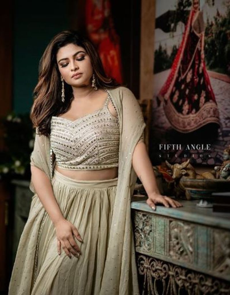 இப்படி இவர் அவ்வப்போது, விதவிதமான போட்டோ ஷூட் புகைப்படங்கள் வெளியிட்டு வருவதால், இவரை தாறு மாறாக புகழ்ந்து தள்ளி வருகிறார்கள் இவருடைய ரசிகர்கள். இவரின் இன்ஸ்டா பக்கத்தை திறந்தாலே, அழகே... அமுதே கமெண்ட்ஸ் தான் 