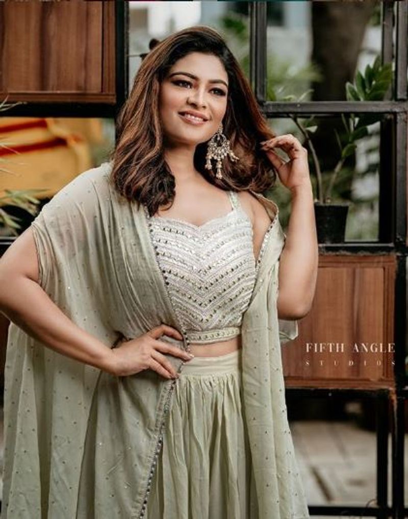 இவரின் இந்த போட்டோ ஷூட்டின் பின்னணி பட வாய்ப்புகளை கைப்பற்றுவதா அல்லது ரசிகர்கள் மனதை ரணகள படுத்துவதற்கான என்பதை இவர் தான் கூற வேண்டும் 