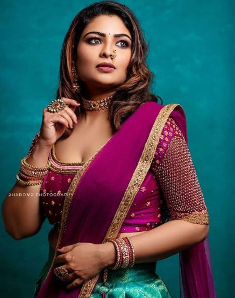 இளம் வயதில் கூட... உடலை மூடி மறைத்து, நடித்த இவர்... இப்போது அதீத கவர்ச்சி காட்டுவது ஏன்? என வழக்கம் போல் இவரை சிலர் விமர்சித்தும் வருகிறார்கள்.
