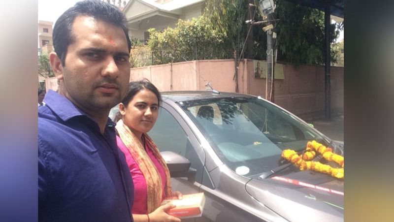 राजेंद्र लोरा ने जबलपुर ट्रिपल आईटी से इंजीनियर किया हुआ है। उन्होंने 2 साल मुंबई में नौकरी भी की। लेकिन अपना कुछ करने का मन था, तो नौकरी छोड़ दी। उनकी पत्नी एमबीए-पीएचडी हैं। अब वे अपनी कंपनी की मार्केटिंग संभालती हैं।
