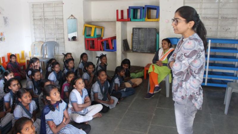 सोनल कई स्कूलों में बच्चों के लिए करियर गाइडेंस का काम भी कराती हैं। इसके लिए वे स्वयंसेवी शिक्षकों को बुलाती हैं।
