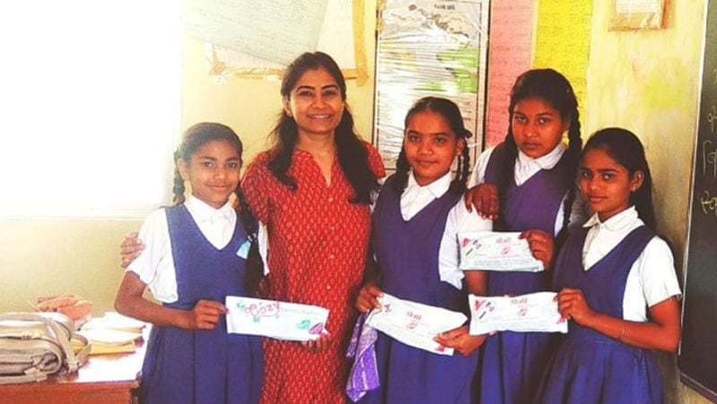 सोनल गांवों में महिलाओं के लिए हेल्थ चेकअप कैंप लगवाती हैं। वे महिलाओं को रोजगार दिलाते हुए सस्ती सैनेटरी नैपकिन भी बनवाने का काम करती हैं।