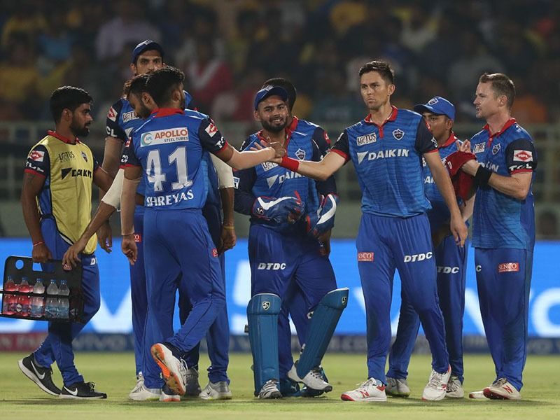ইতিমধ্যেই দেশে করোনা পরিস্থিতির বাড়বাড়ন্তের কথা বিচার করে বিদেশের মাটিতে আইপিএল করার পরিকল্পনাও স্থির করে ফেলেছেন বিসিসিআই কর্তারা। সেক্ষেত্রে আরব আমিরশাহিকেই বেছে রেখেছে ভারতীয় ক্রিকেট বোর্ড। পূর্বের আইপিএল আয়োজনের অভিজ্ঞতার কারণেই আরব দেশকে বেছেছেন সৌরভ গঙ্গোপাধ্যায়ের নেতৃত্বাধীন বিসিসিআই।