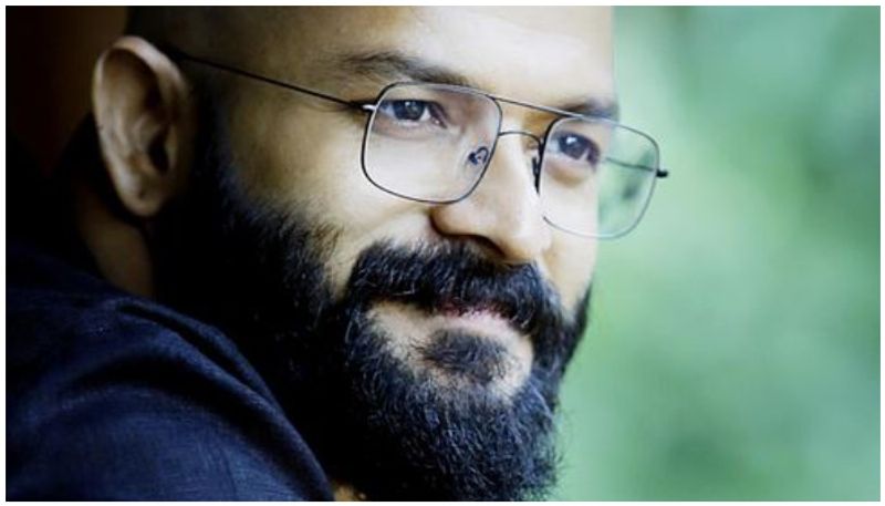 സംഭവം നടക്കുന്നത് 2010-ഇൽ എന്തോ ആണ്, 'ഗുലുമാൽ' എന്ന കുഞ്ചാക്കോ-ജയസൂര്യ പടം റിലീസ് കഴിഞ്ഞ സമയം. ഞാൻ ഫേസ്ബുക്കിൽ ജോയിൻ ചെയ്ത ടൈം, ജയസൂര്യയയും ആ സമയത്താണ് ഫെയ്സ്ബുക്കിൽ ജോയിൻ ചെയ്യുന്നത് എന്നാണ് ഓർമ. കണ്ടപാടെ റിക്വസ്റ്റ് കൊടുത്ത്, അപ്പൊതന്നെ പുള്ളി എന്നെ ഫ്രണ്ട് ആയി ആഡ് ചെയ്തുവെന്ന് ജെറി എഴുതുന്നു.
