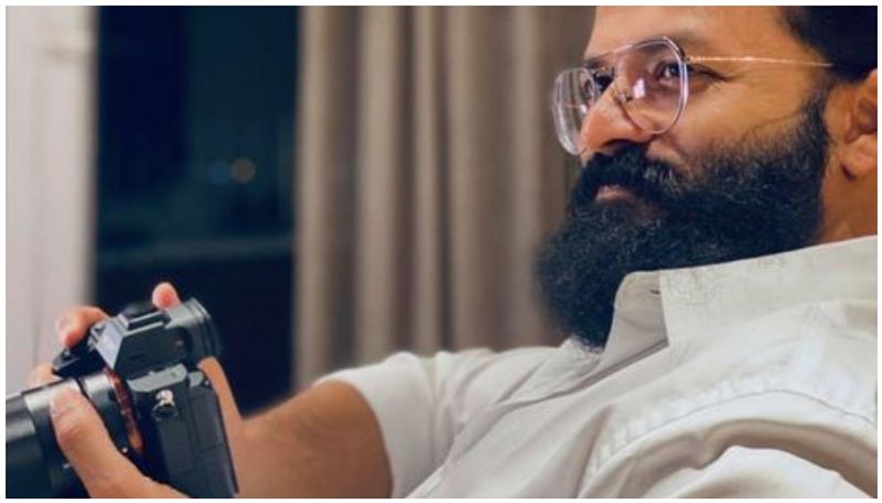 അന്ന് ഇന്നത്തെ പോലെയല്ല, പേജും ഗ്രൂപ്പും ഒന്നും ഇല്ല. ആഡ് ചെയ്തപ്പോ തന്നെ ഞാൻ പുള്ളിയുടെ വാളിൽ ഒരു മെസ്സേജ് ചെയ്തു, പുള്ളിയുടെ ആക്ടിങ് ഇഷ്ടമാണെന്നും സംസാരിക്കാൻ താല്പര്യമുണ്ടെന്നും പറഞ്ഞതും പുള്ളി എന്നോട് നമ്പർ ചോദിച്ചു. നമ്പർ കൊടുത്തതും എനിക്കൊരു കാൾ, എടുത്തപ്പോ ജയസൂര്യയാണ്. 'അയ്യോ ഞാൻ തിരിച്ചു വിളിക്കട്ടെ' എന്ന് ചോദിച്ചു, പുള്ളി പറഞ്ഞത് ഒരു ഫോൺ ചെയ്യാനുള്ള ക്യാഷ് ഒക്കെ ദൈവം സഹായിച്ച് കയ്യിലുണ്ട് എന്നാണ്. എന്റെ പേര് ചോദിച്ചു, 'ഗുലുമാൽ' എന്ന സിനിമയിലെ നിങ്ങളുടെ ക്യാരക്ടറിന്റെ പേരാണ് എന്റെ എന്ന് പറഞ്ഞു. അത് കൊള്ളാമെന്നും, സ്വഭാവം അങ്ങനെ ആവാതെ ഇരുന്നാൽ മതിയെന്നായിരുന്നു മറുപടി. എന്നിട്ട് ആള് കുറെ ചിരിച്ചു.