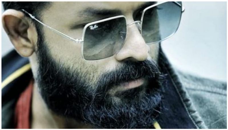 അന്ന് ഞാൻ പുള്ളിയോട് ചോദിച്ച ചോദ്യങ്ങളിൽ ഒന്ന് എങ്ങനെയുള്ള കഥാപാത്രങ്ങൾ ചെയ്യാനാണ് ഇനി ആഗ്രഹമെന്നാണ്. പുള്ളി പറഞ്ഞ മറുപടി ഇതായിരുന്നു - ‘കിട്ടുന്ന ഏതു വേഷവും നന്നായി ചെയ്യുന്നതിനോടൊപ്പം വ്യത്യസ്തമായ മേക്ക് ഓവറിൽ വരണമെന്നുമാണ്’ അങ്ങനെ ആരേലും നിലവിൽ ഉണ്ടോ എന്ന ചോദ്യത്തിന് പുള്ളി പറഞ്ഞത് - ‘മമ്മൂക്കയുടെ ഒട്ടുമിക്ക സിനിമയിലെ ഫോട്ടോസ് കണ്ടാൽ ഏതു സിനിമയാണെന്ന് പറയാൻ പറ്റും. ഒരുപാട് ദൂരം ഇനിയും പോവാനുണ്ട്, നായക റോളുകൾ തന്നെ വേണോന്നുമില്ല, വില്ലൻ ആയാലും നുമ്മ റെഡി’ എന്നാണ്. അന്നേരം എനിക്കോർമ്മവന്നത് 'കങ്കാരൂ'വിലെ മോനച്ചനെ ആണ്.