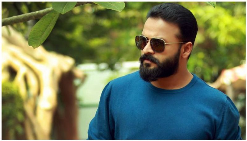ഇന്നിപ്പോ 10 വർഷം കഴിഞ്ഞു, ജയസൂര്യയുടെ സിനിമകൾ എടുത്താൽ 99% പുള്ളി മേല്പറഞ്ഞ കാര്യത്തോട് സത്യസന്ധത പാലിച്ചിട്ടുണ്ട്. സിനിമ വിജയമായാലും പരാജമായാലും ജയസൂര്യ തന്റേതായ രീതിയിൽ കഥാപാത്രത്തിന് വ്യത്യസ്തത വരുത്തിയിട്ടുണ്ടെന്ന കാര്യത്തിൽ ഒരു സംശയവും ഇല്ല.