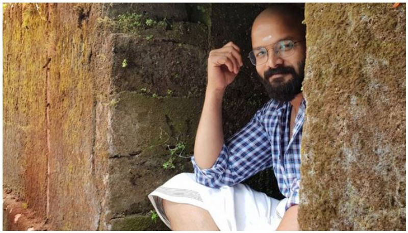 കഴിഞ്ഞ ദിവസം സൈജുകുറുപ്പിന്റെ ഒരു ഇന്റർവ്യൂയിൽ പുള്ളി പറഞ്ഞു അടുത്ത വർഷത്തേക്കുള്ള കഥാപാത്രത്തിന് വേണ്ടി ജയസൂര്യ നോട്ട്സ് പ്രിപ്പയേർ ചെയ്യുന്നത് കണ്ടു അത്ഭുതം തോന്നി എന്ന്. അപ്പോഴാണ് 10 വര്ഷങ്ങള്ക്കു മുന്നേയുള്ള എന്റെ ഫോൺ വിളി ഓർമ വന്നതും പോസ്റ്റ് ഇടണം എന്ന് തോന്നിയതും. ജയസൂര്യ, നിങ്ങ പൊളിയാണ് മച്ചാനെയെന്നും ജെറി പറയുന്നു.