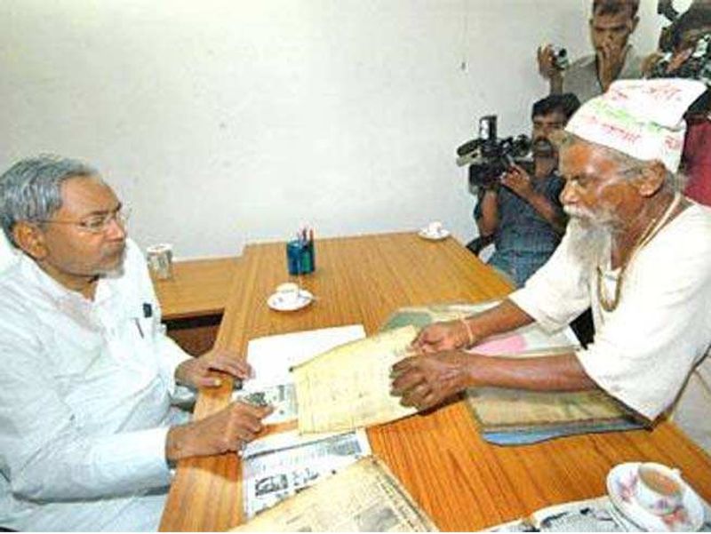 मुख्यमंत्री नीतीश कुमार ने गहलोर में दशरथ मांझी के नाम पर 3 किमी लंबी एक सड़क और हॉस्पिटल बनवाने का फैसला किया। मांझी के जीवन पर जब फिल्म बनने की बात चली तब वे अपनी अंतिम सांसें गिन रहे थे। उन्होंने एक ऐग्रीमेंट पेपर पर अपने अंगूठे का निशान लगाकर फिल्म बनाने की अनुमति दी थी। (फाइल फोटो)