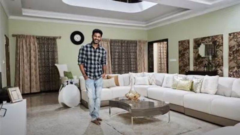 ஹாலில் செம்ம ஸ்டைலிஷாக நடந்து வரும் பிரபுதேவா 