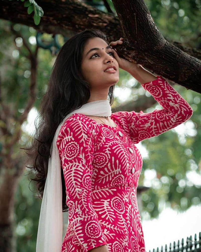 சுடிதாரில் கலக்கும் இவானா 