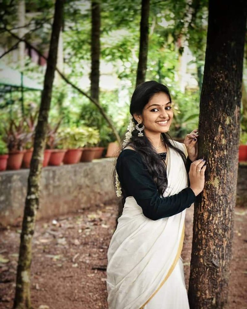 கேரளத்து புடவையில் கும்முனு இருக்கு இவானா 