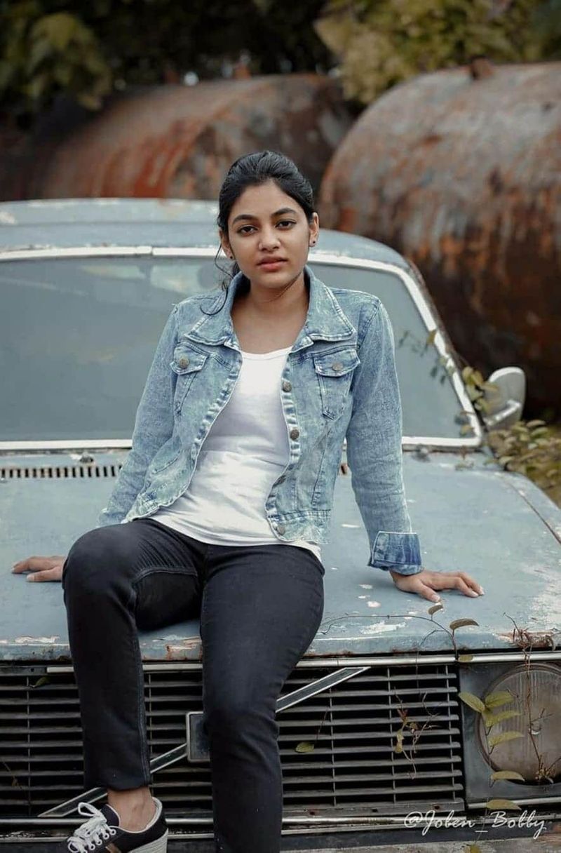 இந்த காலத்து இளைஞர்களை கவரும் இவானா ஸ்டைலிஷ் போட்டோ 