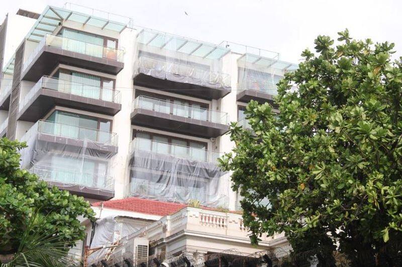 Why Shah Rukh khan Bunglow Mannat Covered With Plastic Sheet