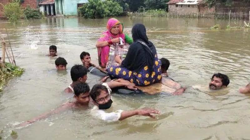 Bihar affected village drowned in flood, pregnant woman's stomach ache, family members built tube boat, then reached hospital asa