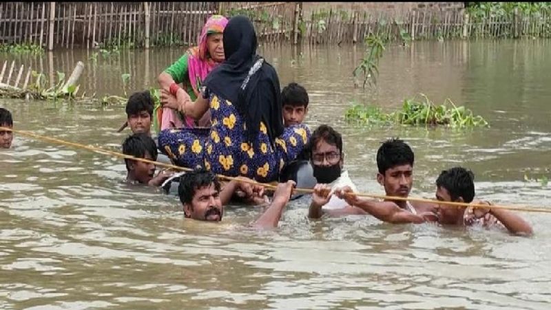 Bihar affected village drowned in flood, pregnant woman's stomach ache, family members built tube boat, then reached hospital asa